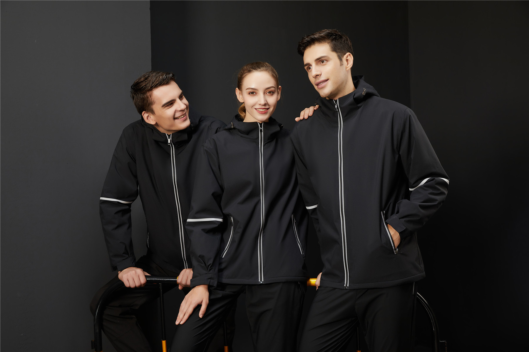 運動休閑沖鋒衣模特上身展示圖