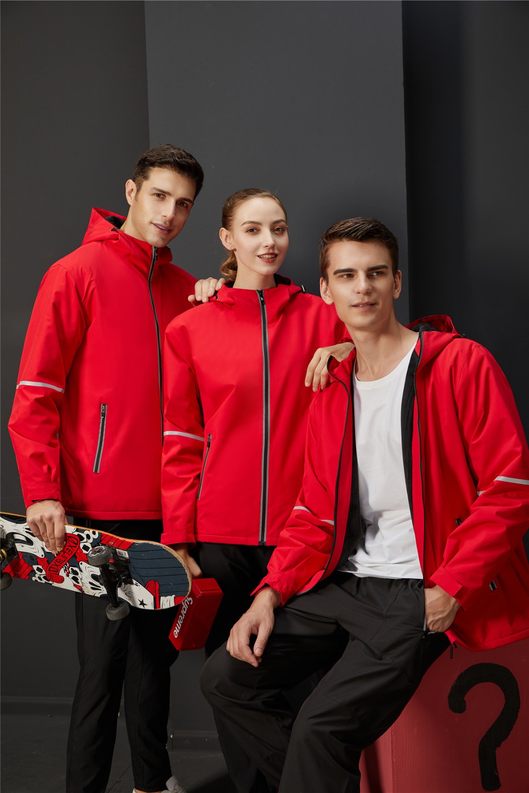 運動休閑沖鋒衣模特上身展示圖