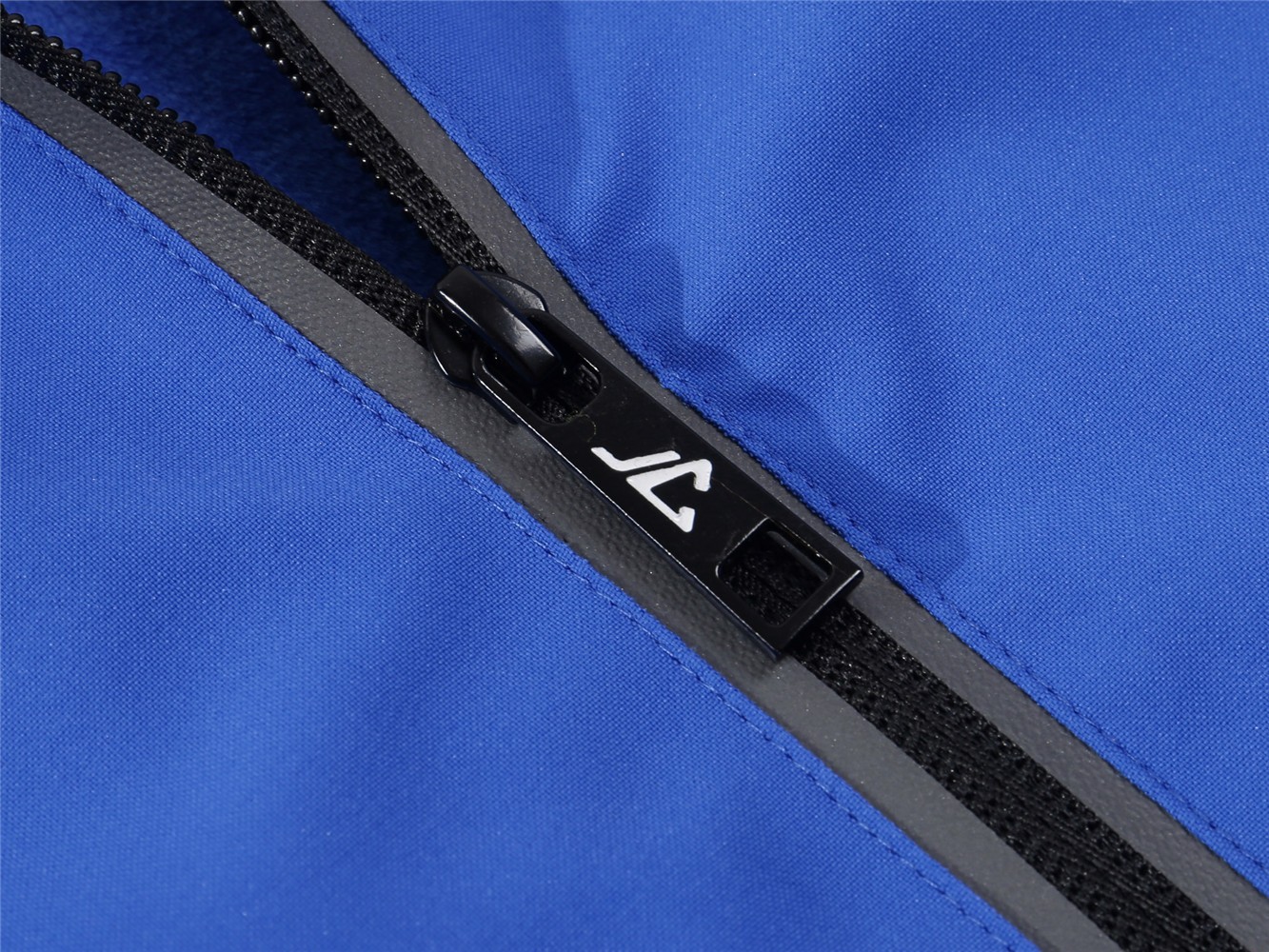 運動休閑沖鋒衣模特上身展示圖